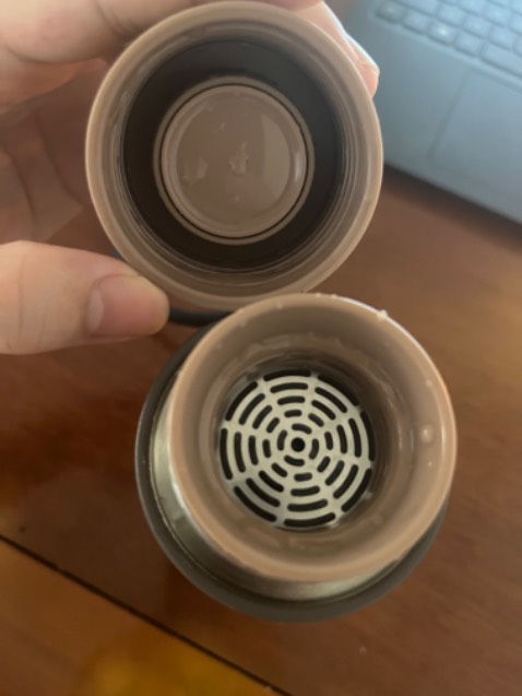 Đẹp và nhỏ gọn, điểm trừ duy nhất là nó ko kín, lắc là mấy giọt nước bắn tung toé mặc dù đã vặn roăng chạt hết mức, nên luôn phải dựng đứng