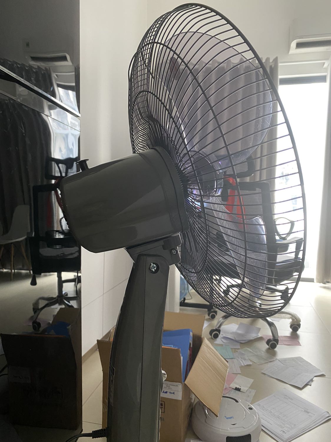 quạt bị hư cứ bị quay lên trời, chinh xuống nó lại tự quay lên trời tiếp, phải tự lấy ốc víc mở ra chỉnh lại
mua hàng mới mà như mua hàng củ
chân quạt thì yếu để quạt quay là nghe tiếng rè rè liên tục nếu tiki mà cho up clip lên thì mn sẽ thấy nó kêu như thế nào
tóm lại gần 500k mà không ra sao