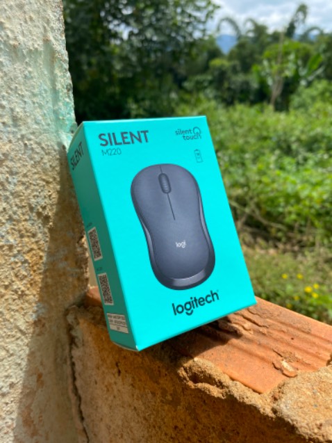 Trời ơi, mình bị bất ngờ bỡ ngỡ vì chuột nhẹ và nhạy lắm 😁 cầm rất chắc tay mà nhẹ ghê. Trong tầm giá có thể đầu tư thì em này khá ổn đó các bác. Mình thành fan của Logitech luôn rồi 👍 Có nguyên bộ làm việc đã hơn hẳn.