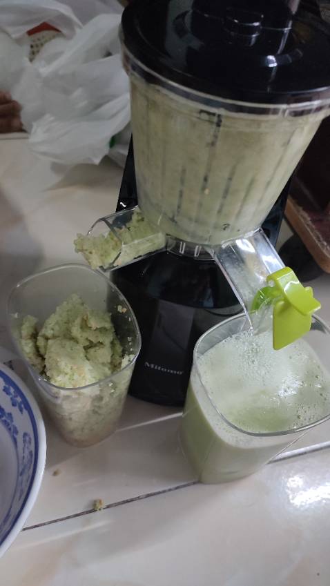 Máy dùng êm, vắt tương đối kiệt bả nha cả nhà. Dễ tháo lắp. Mình rất ưng bụng. Nhưng củ quả gì cứng nên cắt nhỏ chút thì ép ok hơn. Nên mua nha mọi người