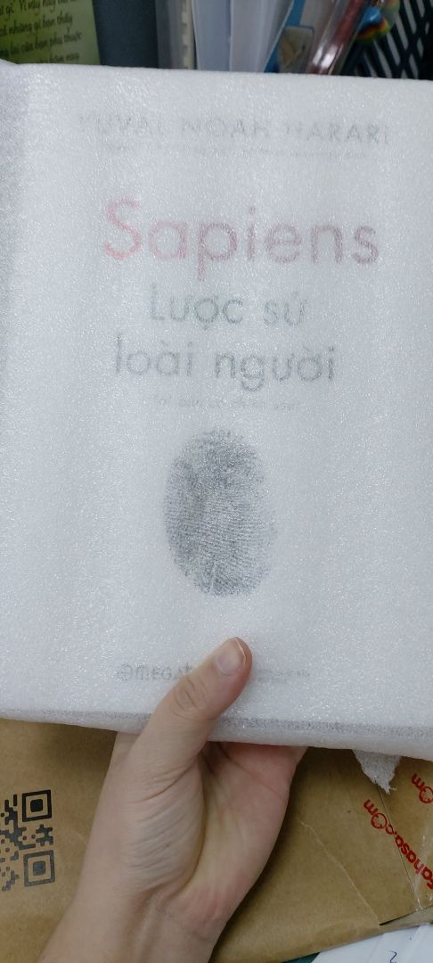 Rất thích cách đóng gói của fahasha có miếnv mút xốp gói lại để không hư góc sách. tiki nên cải thiện như cách đóng gói của fahasha chat luong khi vận chuyển sách sẽ tot hon hạn chế hư gáy sách hoặc dơ sách. cách gói sách của tiki lun nhét 1 đóng giấy phía trên sách làm vậy tách dụng đc gì?