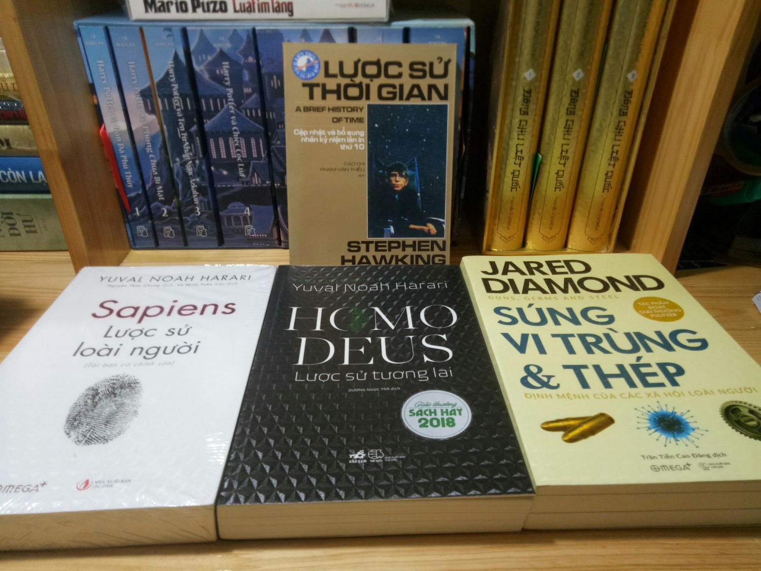 Cuốn sách này của Omega Plus quá tốt, tốt từ chất lượng sách đến nội dung.....Trong thực tế lâu nay ta đã biết và chứng kiến nhiều sự vật, hiện tượng nhưng ta thường coi đó là sự hiển nhiên mà không đặt ra các câu hỏi và lý giải cho các sự vật, hiện tượng đó hoặc đưa ra các lý giải mà không xuất phát từ ngọn nguồn vấn đề. Ta đã biết trên trái đất đã từng có nhiều loài người từng tồn tại rồi bị diệt vong. Ta đã biết có nhiều quốc gia, nền văn minh cổ đại từng tồn tại đã bị diệt vong và ta thấy có xã hội này thì phát triển hơn và có xã hội kia lạc hậu hơn. Nhưng chúng ta thực sự chưa hiểu rõ ngọn ngành, bản chất của các sự việc đó. " Súng, Vi trùng và Thép" của Jared Diamon đã cung cấp cho ta một dữ liệu kiến thức khoa học rất lớn cộng với những luận điểm luận giải của tác giả giúp chúng ta tiếp cận đa chiều hơn, mới mẻ hơn để đi tìm đến gần hơn ngọn nguồn của lịch sử các xã hội loài người.