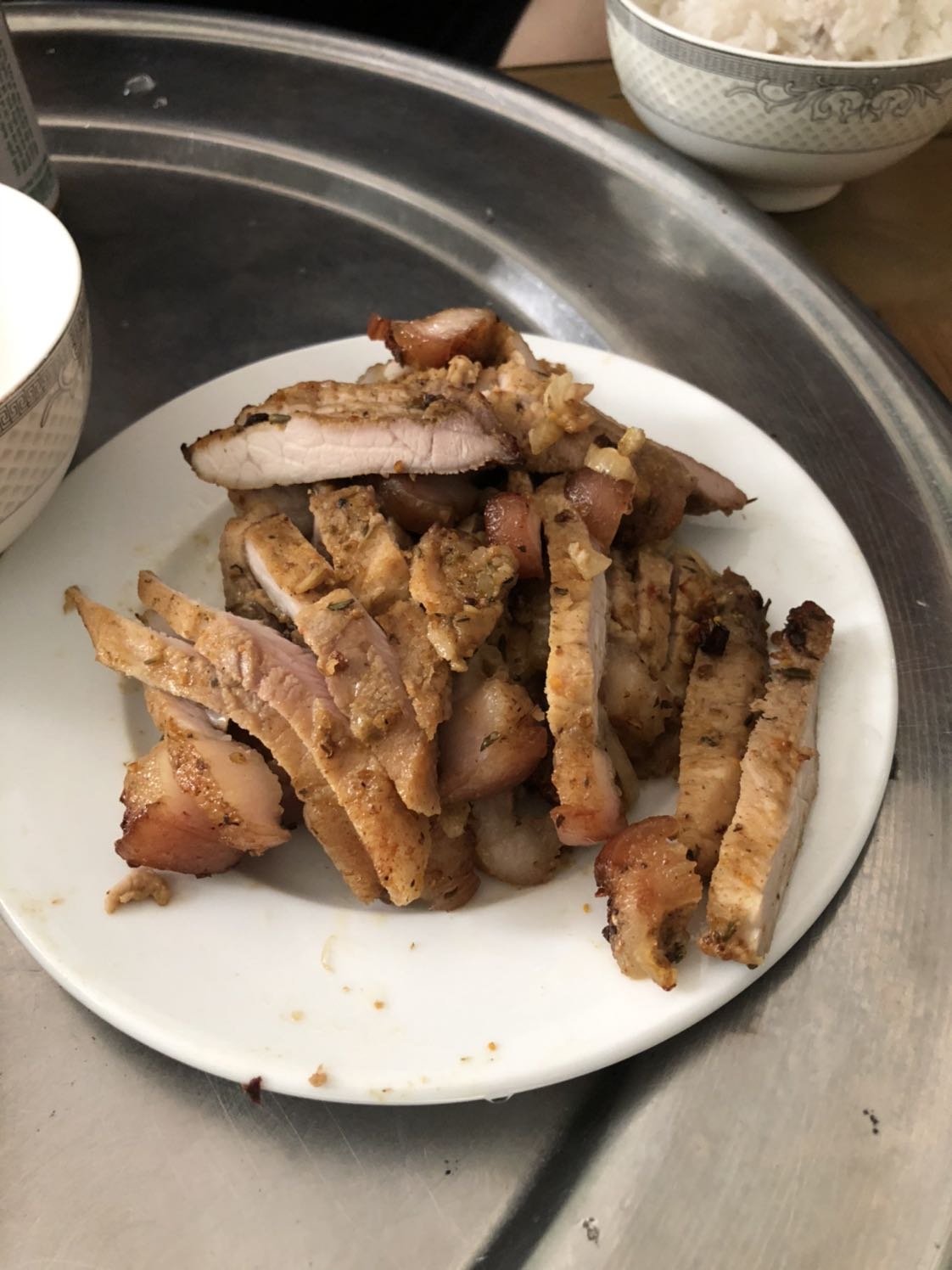 Hàng như hình mỗi tội ghi 5L mà tầm 3,5L thôi ah. Đầu sạc 3 chấu mình tìm ổ chuyển đổi khắp NT k có, may có cái ổ chuyển đổi của điện thoại lấy lắp thử may dùng đc. Nướng thịt giữ lại đc vị ngọt của thịt. Nói chung mới dùng ok còn bền hay không mình k rõ