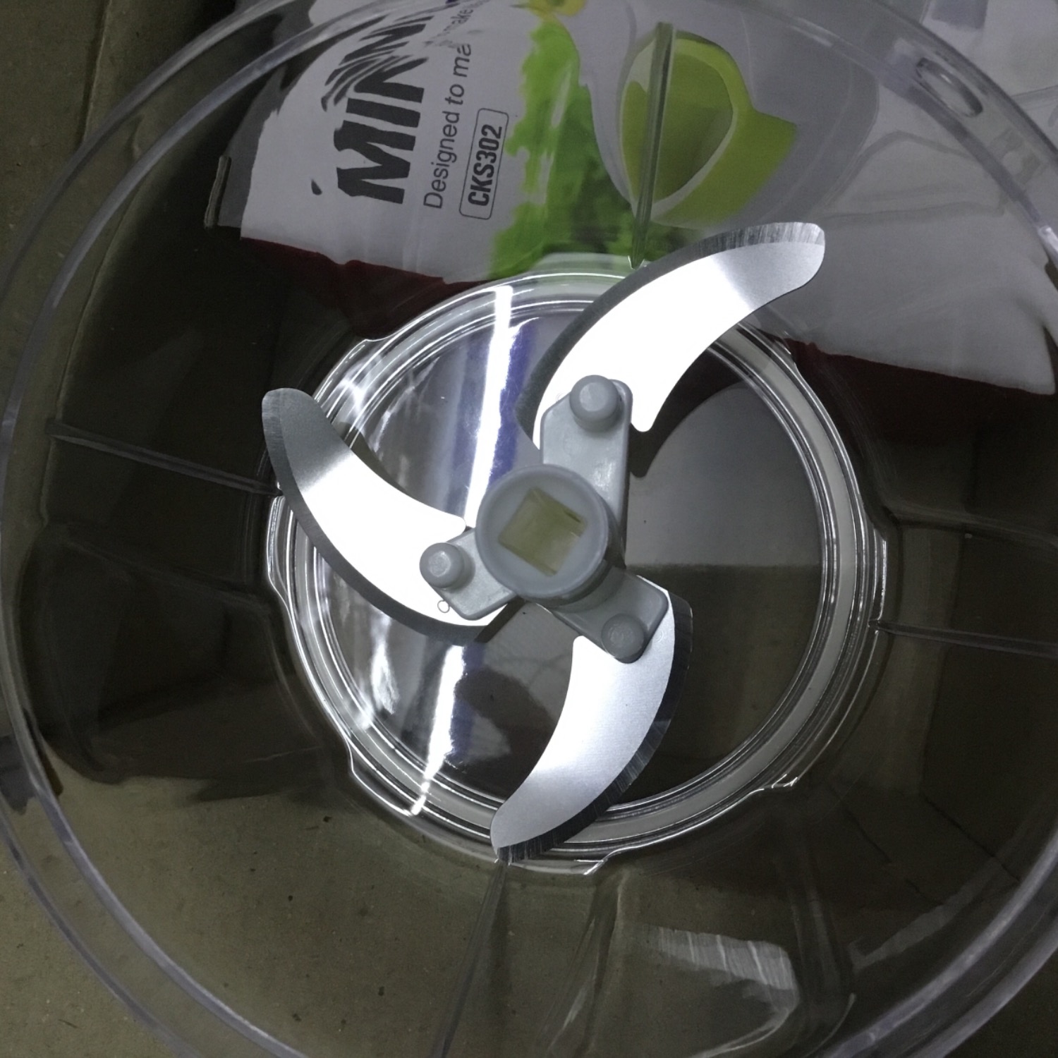 Dụng cụ xay rất tiện, nhỏ gọn, phù hợp cắt nhỏ hành, tỏi, ớt khi nẫu ăn, giúp không bị văng dính. Mình thích nhất cắt nhỏ hành tây, hành củ, k bị cay mắt nữa. Mình đã thử cắt nhỏ hành tây, nấm hương làm bánh bao, rất nhanh và tiện.