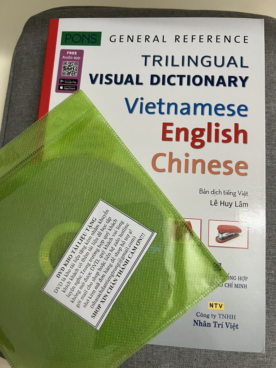 Quyển sách này rất tuyệt vời!
Nội dung quyển sách gồm 1 lượng lớn vốn từ xoay quanh nhiều lĩnh vực trong đời sống và các chuyên ngành kết hợp cả 3 ngôn ngữ và tuyệt hơn nữa là hình ảnh minh hoạ trực quan, đẹp mắt và sát nghĩa (gần 500 trang in màu, nhiều thật sự!). Khổ giấy vừa tay cầm học và mang theo trong trong cặp, gáy sách đóng keo chắc chắn và tiện lật trang sách ra để trên bàn ngồi đọc. Có 2 chi tiết mình ưng ý nhất là các từ đều có phần phiên âm ở cả tiếng Trung và tiếng Anh (rất cần thiết); phần chữ tiếng Trung rất rõ nét hơn cả mong đợi của mình. Hơn thế nữa, nhà bán gửi mẫu giấy cảm ơn cùng lời nhắn rất thân thiện kèm đĩa luyện nghe và tài liệu. Cùng với đó, TIKI giao hàng sớm, quyển sách mới nguyên, chất lượng dịch vụ tốt.
Còn về phần hạn chế và sử dụng lâu dài thì có lẽ cần thời gian học đủ lâu và cần người am hiểu hơn mới nhận xét cụ thể được.
Xin cảm ơn đã mang đến cho mình quyển sách này!
