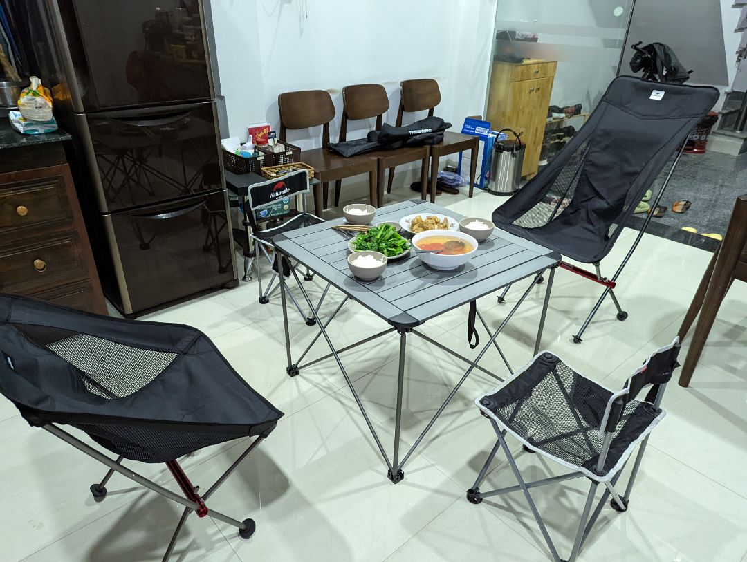 Bàn đẹp, shop giao rất nhanh.