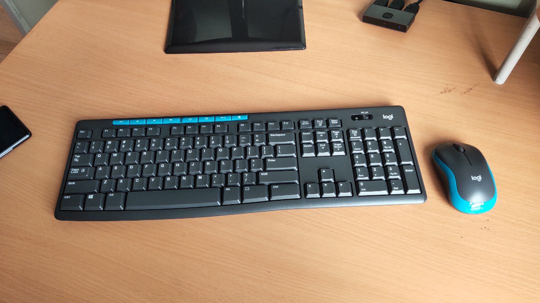 Giao hàng nhanh, đóng gói đơn giản, hộp hơi móp, nhưng chưa bóc và không ảnh hưởng tới sản phẩm. Bàn phím và chuột dùng ổn, phù hợp với giá tiền Giao hàng nhanh, đóng gói đơn giản, hộp hơi móp, nhưng chưa bóc và không ảnh hưởng tới sản phẩm. Bàn phím và chuột dùng ổn, phù hợp với giá tiền