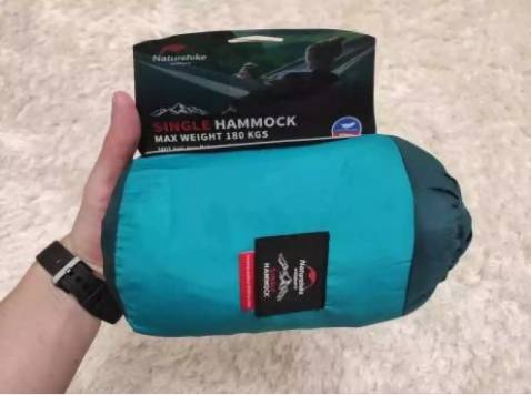 Đầy đủ phụ kiện chính hãng Naturehike, võng này gọn dùng xong xếp gọn vô túi, lúc tháo treo võng lên túi thành nơi để điện thoại khá tiện. Cảm ơn shop tư vấn nhiệt tình và món quà, võng nằm mát không bị nóng cái lưng bí khí và chịu nặng được