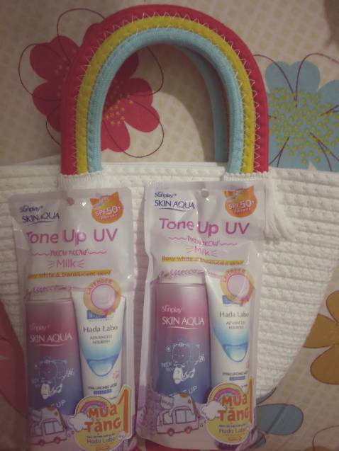 KHOÁC MÀU ÁO TÍM SÌM SIM, TRẨY HỘI TẾT MEOW LUNG LINH 😽

💜 Chống nắng toàn diện với chỉ số SPF50+, PA++++ giúp bảo vệ da khỏi các tác  động của tia UVA & UVB
💜 Hiệu chỉnh da vàng, che phủ tự nhiên, sáng bừng và hồng hào
💜 Ánh tím lavender cùng tinh chất ngọc trai tinh khôi tạo hiệu ứng trong suốt 3D, nâng tone tự nhiên, cho da bắt sáng lấp lánh
💜 Chiết xuất từ Vitamin C và B3 hỗ trợ kiềm dầu, làm dịu da và dưỡng da sáng mịn