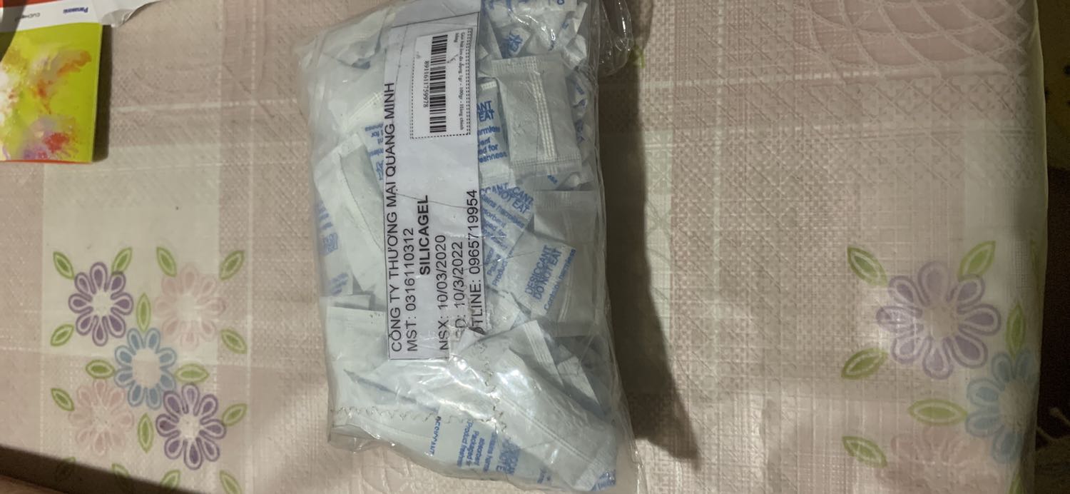 Giao nhanh, gói 100 bao hút ẩm nhỏ thuận tiện sử dụng.