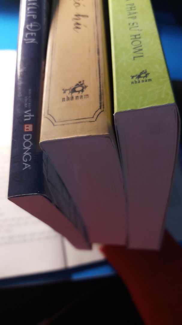 Tiki giao hàng rất nhanh, nội dung sách khỏi phải bàn, chất lượng giấy và in ấn cũng rất tốt 
Tuy nhiên mình hơi thất vọng vì hàng KHÔNG HỀ ĐƯỢC BỌC gì cả, một màng nhỏ cũng không, để trơ trong hộp carton và sách bị trầy gáy rất khó chịu