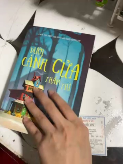 Đọc xong rv cho mng nè. Thông điệp cực kì ý nghĩa, rất rất hay. Đó là điểm sáng lớn nhất, còn lại thì trung bình. Sách đẹp lắm, chắc chắn real rồi, có seal bookmark đầy đủ, giảm giá rất rất sâu. Ngoan xinh yêuuu