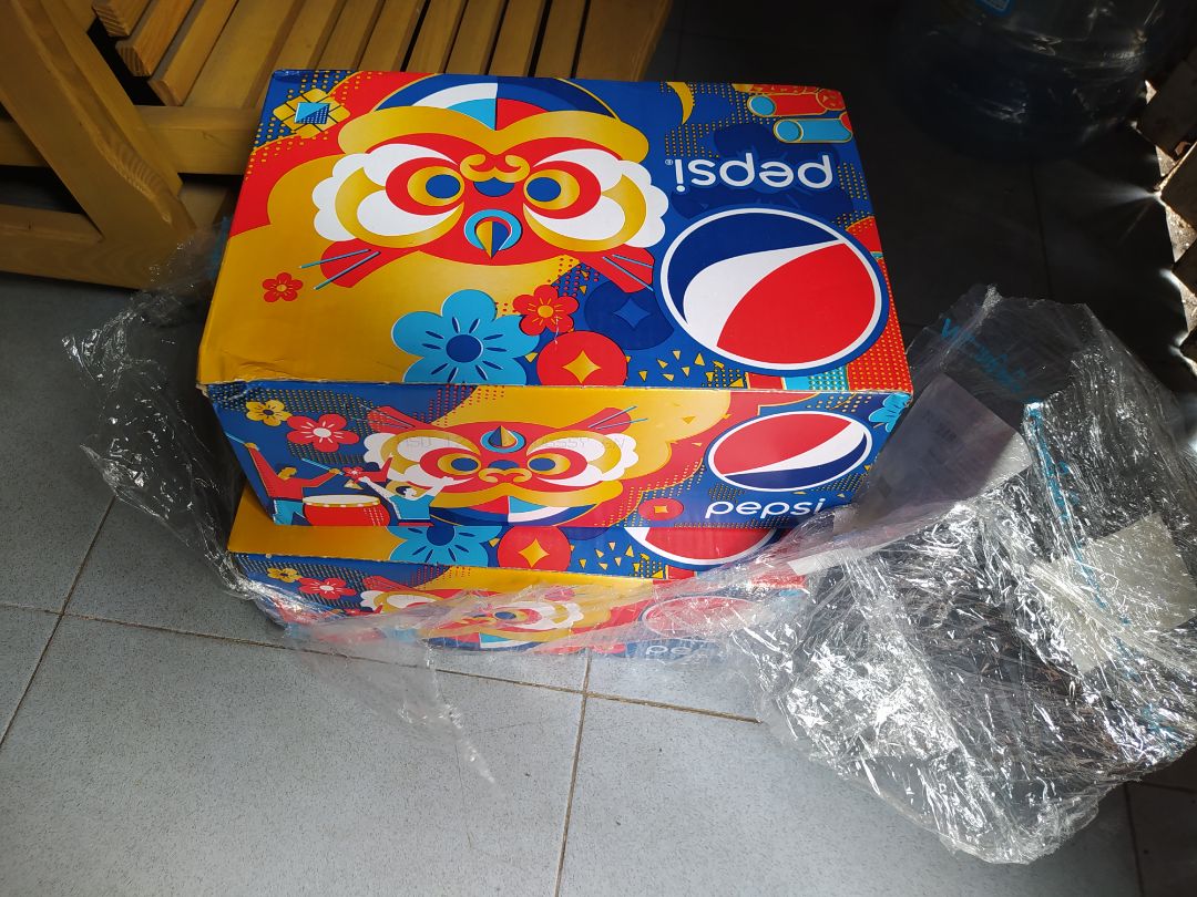 Tiki giao hàng nhanh, không hề bị hư hao gì. Ly cách nhiệt được tặng dung tích lớn 900ml nhưng không giữ nhiệt tốt lắm (dù sao cũng là hàng tặng). Theo cảm nhận thì Pepsi ngon hơn Coca. mua lúc km nên lun ship thì chỉ có 170k 1 thùng, giá rẻ. Tiki giao hàng nhanh, không hề bị hư hao gì. Ly cách nhiệt được tặng dung tích lớn 900ml nhưng không giữ nhiệt tốt lắm (dù sao cũng là hàng tặng). Theo cảm nhận thì Pepsi ngon hơn Coca. mua lúc km nên lun ship thì chỉ có 170k 1 thùng, giá rẻ.