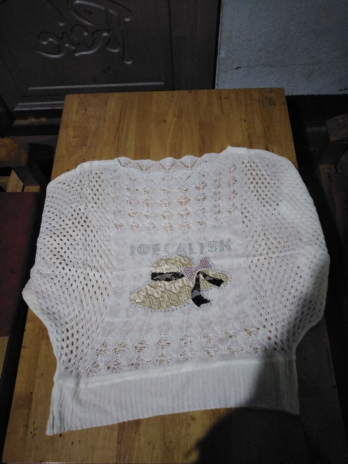 Vải hơi thô cũng không kèm áo lót bên trong... Mình nhờ người nhận hàng giúp nên không kiểm tra.. Khá thất vọng