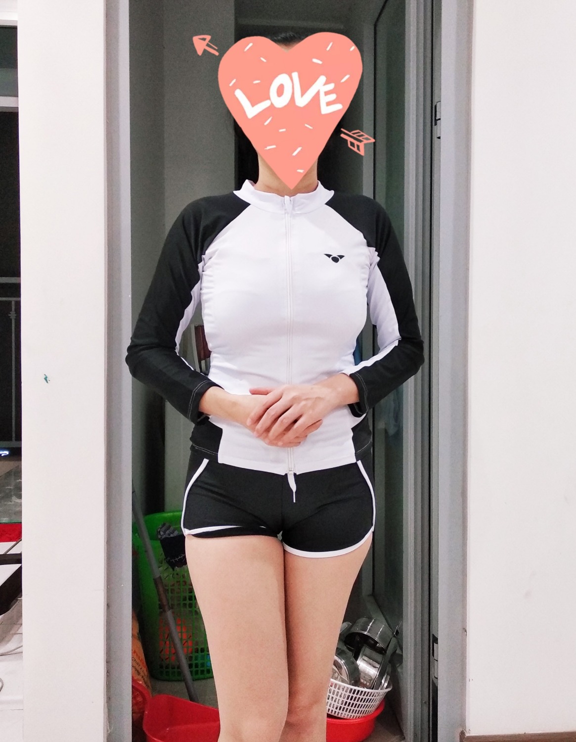 Mua được bộ đồ như ý, có 3 mảnh: 1 quần, 1 áo nâng ngực, 1 áo tay dài có khóa kéo tiện lợi. Dễ mặc, không cần chồng qua đầu. Chất liệu và kiểu dáng như hình. Rất đẹp.