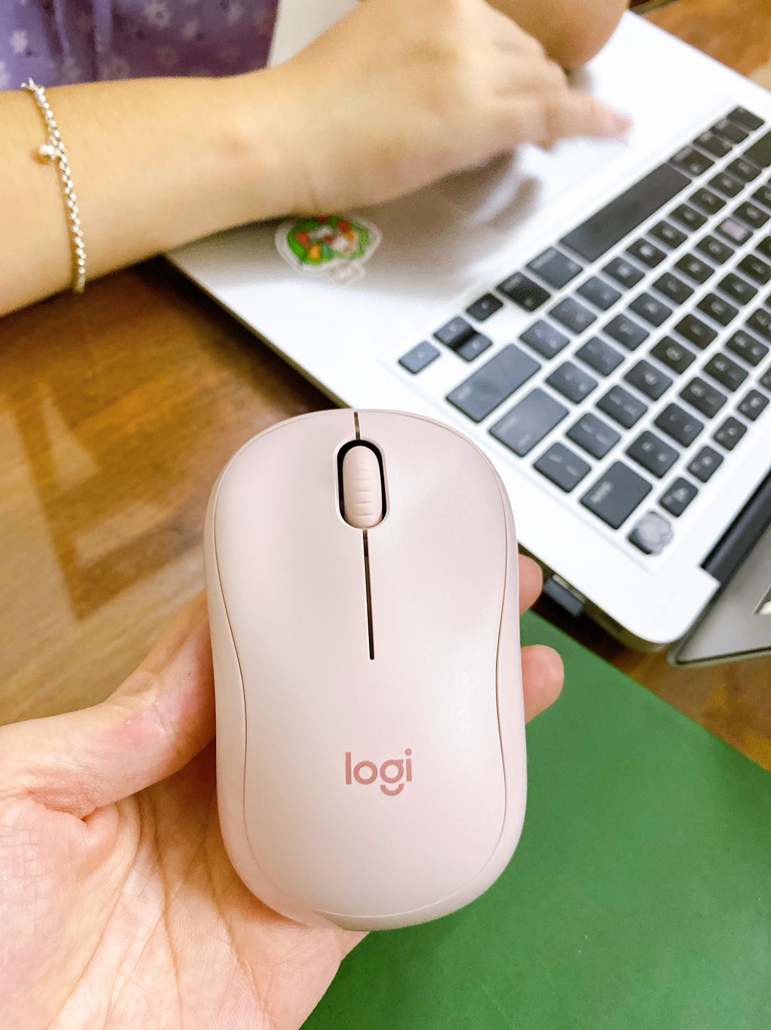 Hàng Tiki giao siêu nhanh luôn ạaaa. Mình đặt hôm 21/10, giao đến nhà ở Đồng Nai, mà sáng 24 đã nhận được rồi. Trong khi vẫn còn khá dịch. Cho Tiki 10 điểm. Hàng chất lượng xịnnn mịn. Giá rẻ hơn các shop mình so sánh ở *** và ***. Chuột rất vừa tay, màu siêu xinhhhh và sanggg ạ. Ko phát ra tiếng ồn. Kết nối nhanh với máy. Chất lượng 10/10 luôn