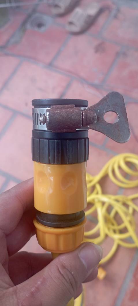 Áp lực nước tốt, chỉ có khớp nối hơi cũ đã rỉ sét