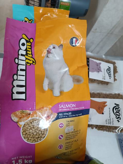 Shop giao hàng khá nhanh, giá ổn, thấy 2 bé mèo nhà mình ăn nhiều, chắc ngon 🥰