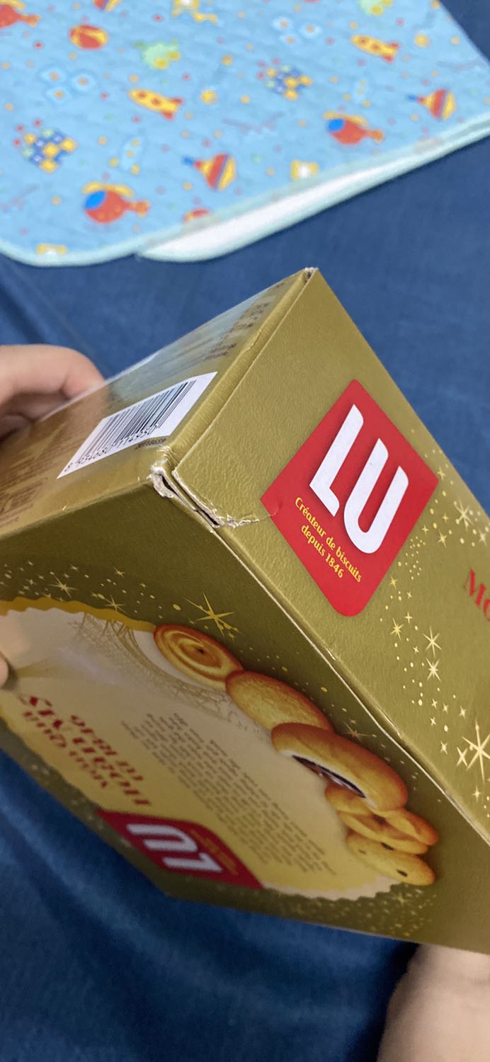 Mua hộp bánh tầm này thì ít ra cũng phải hiểu ngta mang đi biếu tết hoặc bày tết chứ. Mà gói cái hộp bánh để móp rách, trông cũ nát thế này thì biếu ai? Bày biện gì