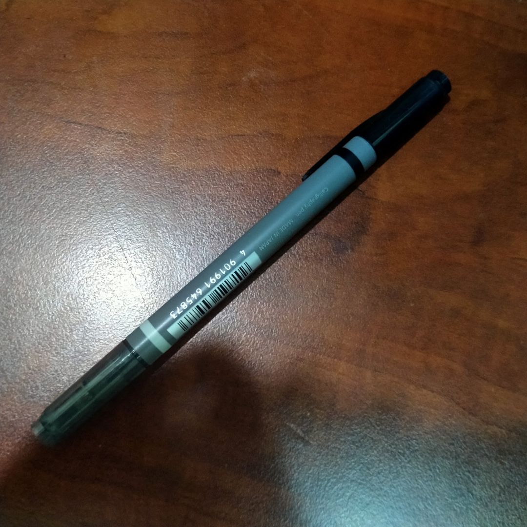 Giao hàng nhanh , đóng gói kĩ . Bút viết rất êm .