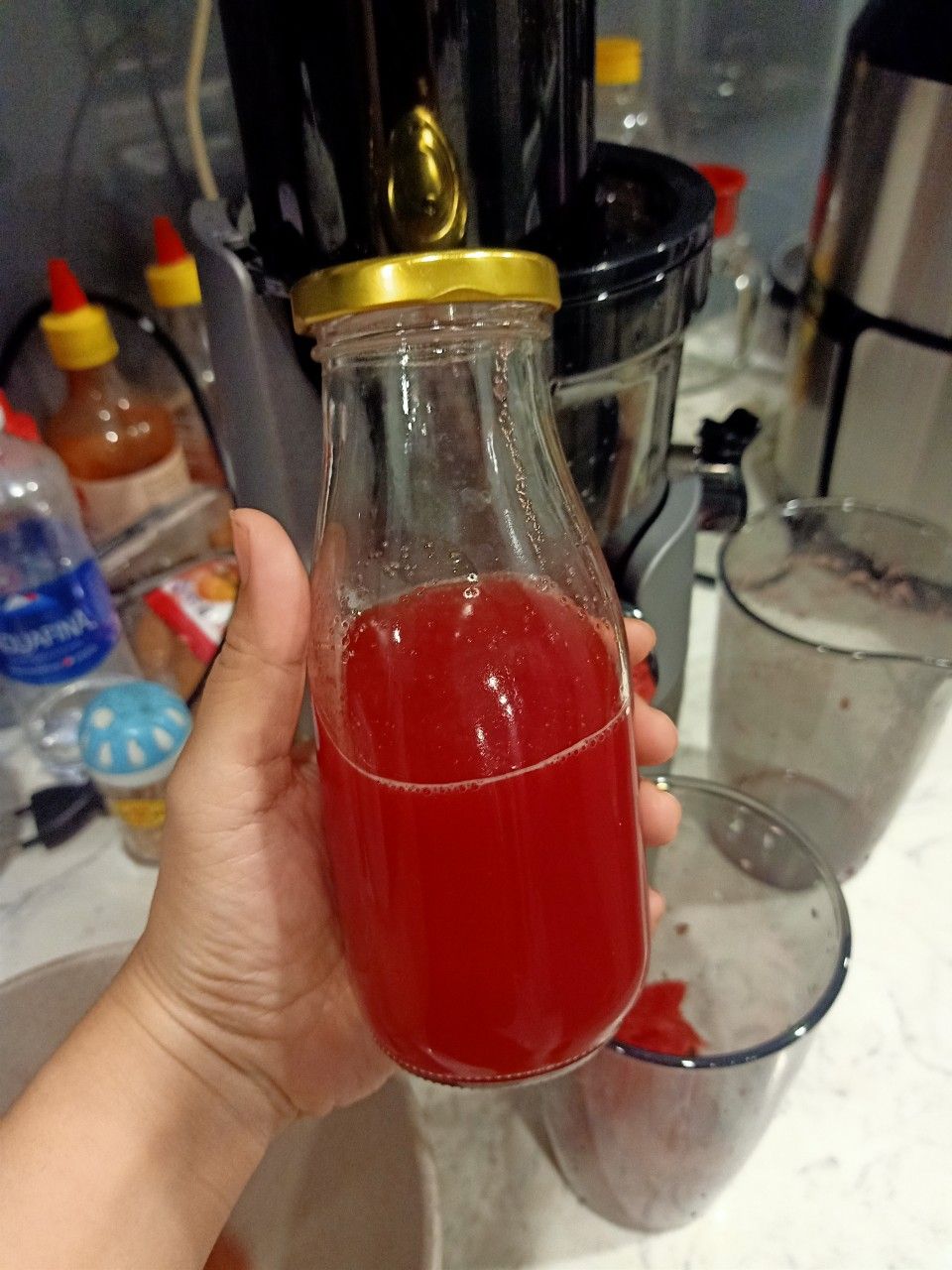 Máy chạy êm, mình mới thử với dưa hấu, ép kiệt 80%.
Ưu điểm khác là dễ dàng vệ sinh hơn các dòng cũ.
Gọn gàng phù hợp với gia đình ít người như mình. 
Chỉ buồn là mình chọn màu xanh mà shop giao màu xám.
Nhưng chồng và con trai bênh vực shop quá mình đành xuôi lòng theo.
Cảm ơn shop.
Tết này mình mạnh dạn mua trái cây trưng nhà vì đã có máy ép giải quyết khi mình ko kịp ăn