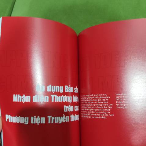 Biết đến Richard Moore như một tượng đài về xây dựng chiến lược thương hiệu. Cuối cùng ông cũng đã cho ra mắt cuốn sách Kiến tạo chiến lược hình ảnh thương hiệu này. Cuốn sách là một sự tiếp cận đến nguồn tri thức khổng lồ của ông. Các kiến thức nền tảng về nhận diện thương hiệu được trình bày dưới dạng từng bài viết nhỏ giúp mình tiếp nhận thông tin dễ dàng hơn. Có những thông tin mà mình hiếm khi thấy khi đọc báo. Sẽ vừa đọc vừa áp dụng dần dần vào trong công việc của mình.