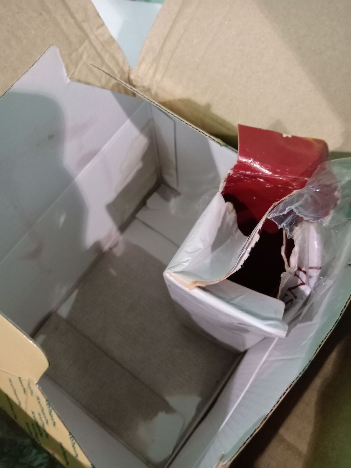 chai nước tẩy trang dc kèm theo Vien uống sac ngoc khang đã bị đổ ra đầy hộp hàng