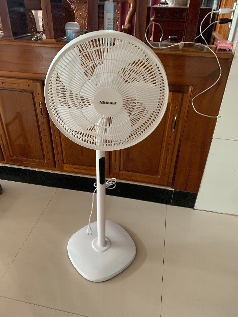 Dùng 1 thời gian rồi giờ mình mới review, quạt so với tầm gia thì chất lượng hơn hẳn,  khung quạt đẹp, nút nhạy, có remote, quạt gió mạnh và mát. rất thích kiểu dáng quạt này luôn. có quét mã kích hoạt bảo hành nha mọi người. sẽ còn ủng hộ shop