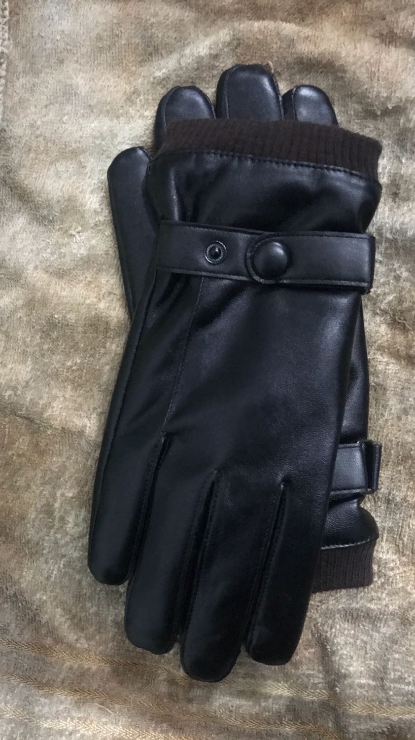 Găng tay da ấm áp. Mua về đúng đợt rét đầu mùa dùng thích ghê. Đi mưa khá ổn không sao cả. Lớp lông bên trong làm găng tay mềm mại dễ chịu. Da co giãn tốt đeo cũng rất thoải mái nữa ý. Sản phẩm tốt đánh giá 5 sao. Cảm ơn shop và tiki