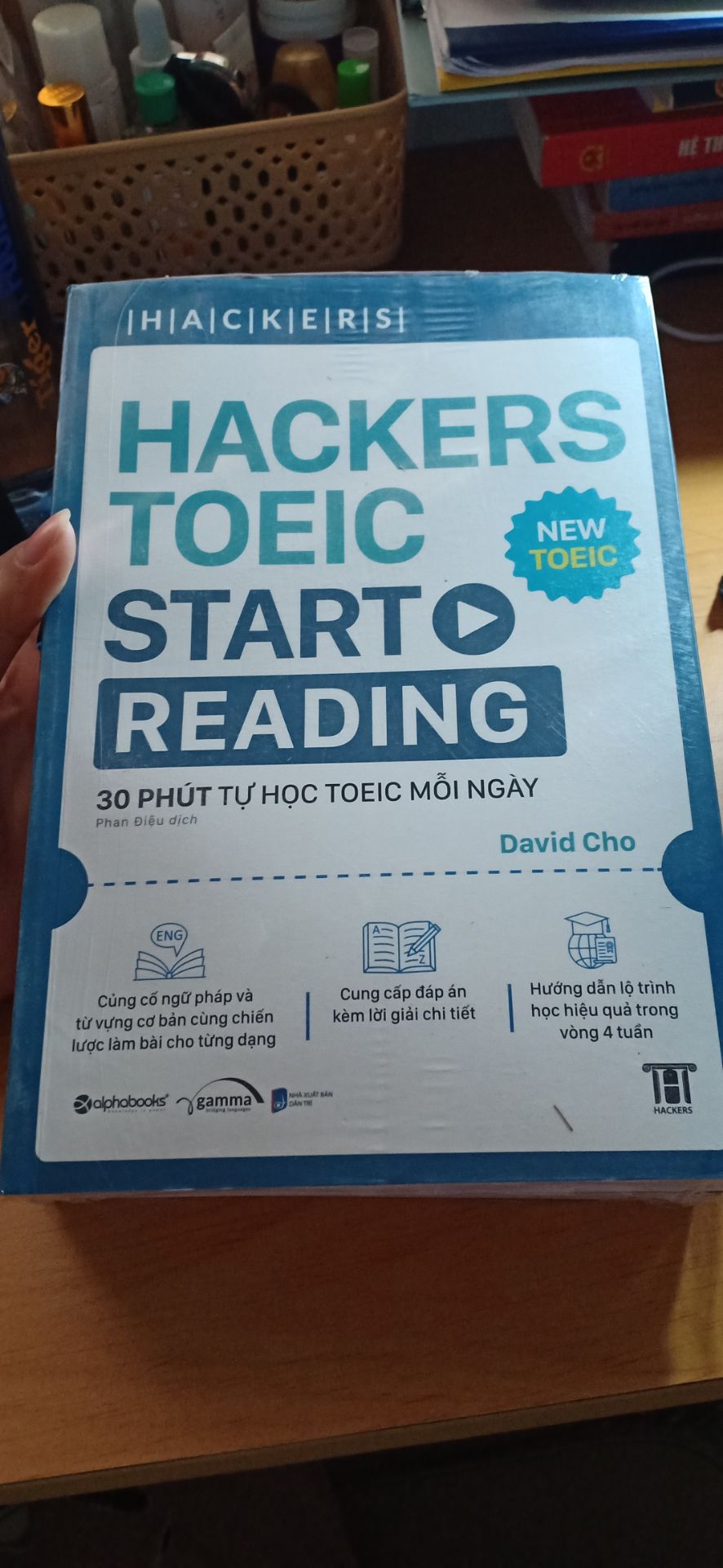 kích cỡ chữ quá bé. nhìn sách mà nhứt cả mắt. khá tiếc 
sách vừa dày, vừa nặng mà chữ bé tí. haizzz