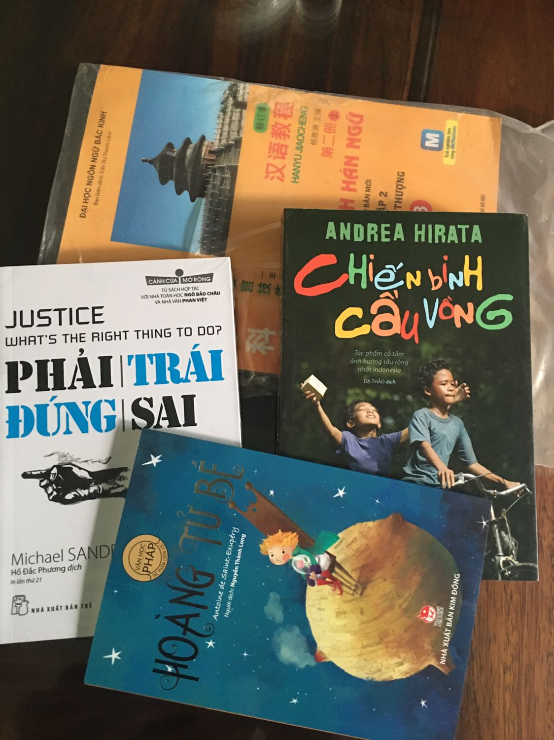 Sách bọc cẩn thận ạ! Mình chưa xem nd trong sách nhưng đặt mua luôn để tiện ship và tiện học đỡ phải nhìn file pdf, lúc về mở ra may sao không dính vào quyển có bản đồ kia. Hài lòng lắm luôn an!