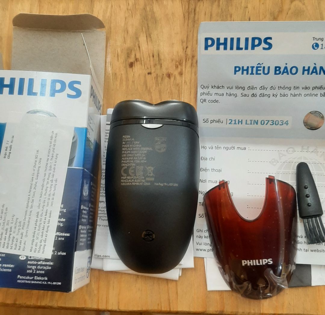 Bao bì đóng gói cẩn thận, hộp sản phẩm rất gọn, đầy đủ phiếu bảo hành và HDSD, lắp pin xài thử thấy cạo sạch, động cơ chạy êm, bộ phận lưỡi dao nghe rè rè