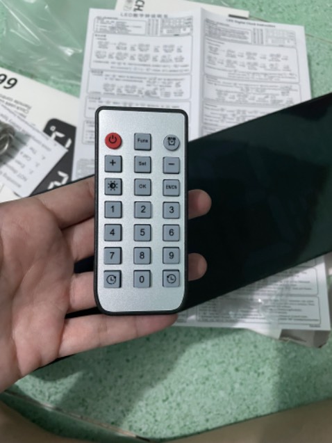 Mình mua với giá 450k, được miễn tiền ship. Thời gian giao khá lâu, đặt từ chủ nhật đến chiều thứ 6 giao. Khui ra thì thấy có pin đã gắn sẵn, nhưng bấm đủ kiểu k mở lên được. Mình mua để làm quà sinh nhật nên k có thời gian tìm hiểu rõ hơn. Do mình k mở lên đc và giao khá lâu nên mình đánh giá 4*😬