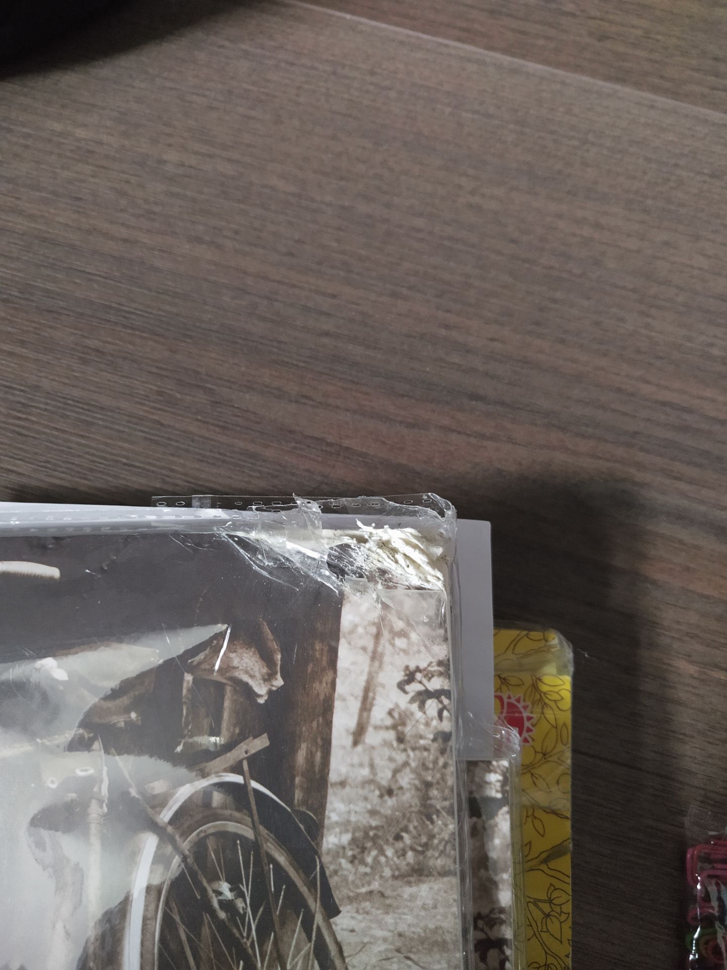 Mình mua một đôi, bị hỏng mất 1 cuốn