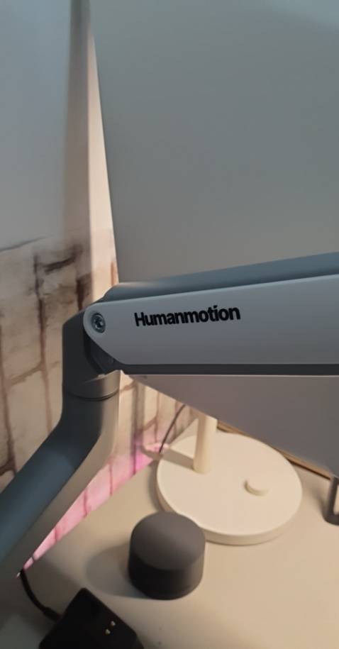 Khớp nâng hạ màn hình rất là cứngggg.
Mình nhắn tin lên hãng thì họ bảo là lô mới nên lò xo cứng hơn bình thường, hãng nói mình nới lỏng ốc ở gần chữ Humanmotion (mà ở sách hướng dẫn thì bảo ko được nới ốc ở chỗ này) thì nâng hạ mới dễ dàng được và đúng thật, sau khi nới ốc ở vị trí này thì nâng hạ màn nhẹ hơn trước rất nhiều.
Còn ngửa màn thì khá là cứng, úp màn xuống thì lực nhẹ mà ngửa màn lên cần dùng kha khá lực... không giống những video review trên youtube lắm.
Không được như kỳ vọng và những video review trên mạng, hơi thất vọng, 4* là có ưu ái rồi ạ.