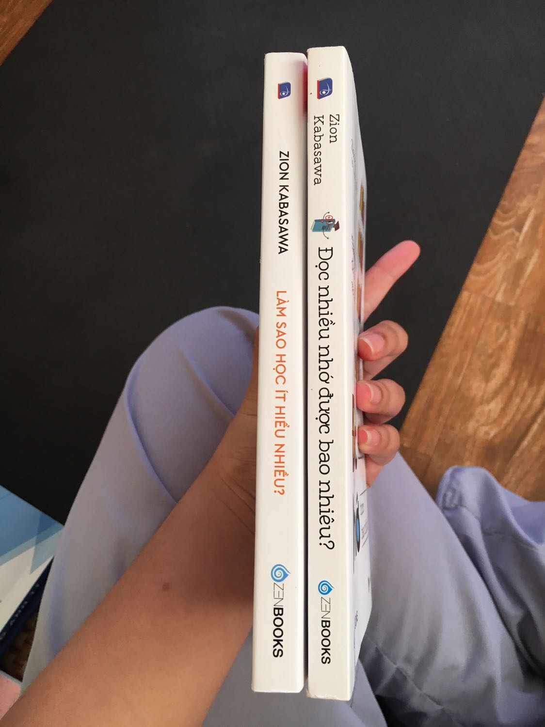 “Ồ, thì ra là thế” chính là câu nói mà mình đã thốt lên trong đầu khi đọc cuốn sách này. Đối với đứa biết đọc sách là tốt nhưng chả bao giờ kiên nhẫn đọc sách như mình thì cuốn này cứ gọi là cuốn sách định mệnh luôn ý, lần đầu tiên mình có thể đọc hết 1 cuốn sách chỉ trong 4h, nd thì khá hay đó mn,