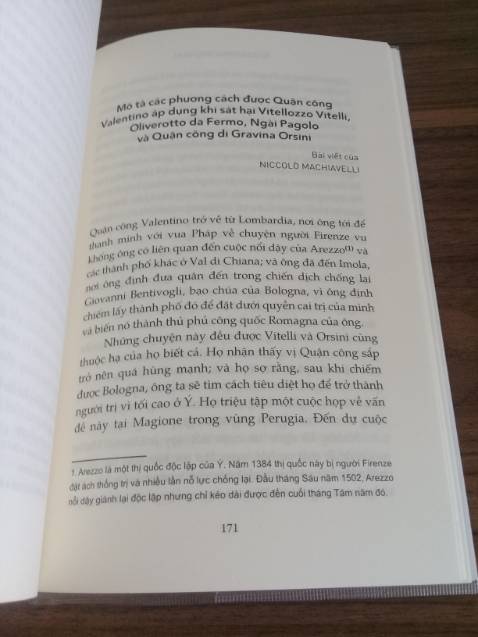 Cảm nhận riêng là mình đánh giá cao bản dịch của Thiếu Khanh hơn nhiều bản dịch khác. Văn phong của bản dịch này khá lưu loát, đọc rất trôi chảy và thuận tai. Ngoài phần dịch “Quân vương”, bản này còn dịch thêm hai ghi chép khác của Machiavelli (“Mô tả các phương cách được Quận công Valentino áp dụng” và “Cuộc đời của Castruccio Castracani”) để giúp người đọc hiểu hơn về tư tưởng chính trị đậm tính quyền biến của ông.
Nhược điểm của bản dịch này là dịch giả Thiếu Khanh không dịch thẳng từ chánh văn tiếng Ý mà dịch lại từ bản tiếng Anh của N. H. Thomson. Ngoài ra, một tác phẩm chính trị kinh điển như “Quân vương” mà lại thiếu bản đồ của bán đảo Ý thời Phục Hưng thì quả thật có phần bất tiện cho những ai muốn hình dung được diễn biến của các sự kiện trong tác phẩm.
Về hình thức thì nhà xuất bản đã đầu tư tốt trong khâu thiết kế và đóng sách. Nói chung, đây là bản dịch đáp ứng tốt nhu cầu của một độc giả nghiêm túc.