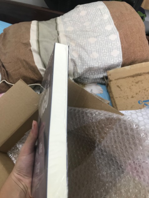 Giao hàng rất nhanh,tuy ở tỉnh lẻ nhưng 2 ngày đã nhận được hàng.Sau khi unbox thì cảm thấy vô cùng bất ngờ vì sách được bao bọc vô cùng cẩn thận (có thể thấy như trong ảnh) khiến mình rất hài lòng.Mặc dù chưa đọc nhưng cho hẳn 5 sao về mặt chuẩn bị. Giao hàng rất nhanh,tuy ở tỉnh lẻ nhưng 2 ngày đã nhận được hàng.Sau khi unbox thì cảm thấy vô cùng bất ngờ vì sách được bao bọc vô cùng cẩn thận (có thể thấy như trong ảnh) khiến mình rất hài lòng.Mặc dù chưa đọc nhưng cho hẳn 5 sao về mặt chuẩn bị.