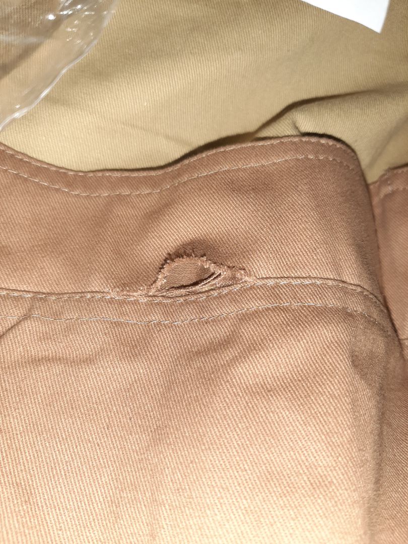 áo mới mua bóc ra đã bị rách thế này. sản phẩm lỗi đề nghị trả lại hàng