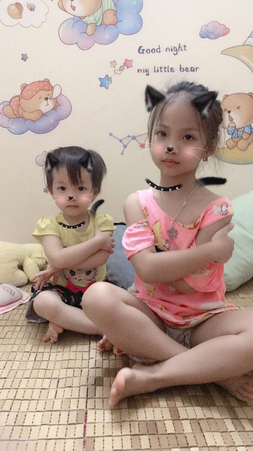 Máy sấy êm nh điểm trừ là chế độ nóng thì nóng quá dễ bị bỏng khi sấy cho trẻ con còn chế độ mát thì lại nhẹ quá, hình ảnh mang tính chất minh hoạ.