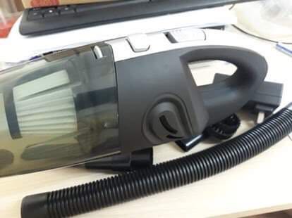 Là 1 người k hề dám mua đồ trên mạng nhưng sau lần này sẽ thay đổi rất nhiều, 1 sản phẩm quá xuất sắc:
- Máy hút bụi là món hàng "nên mua" trong mọi gia đình,nó giống như cái máy giặt ấy, giải phóng sức lao động của con người. 
- Tầm một gia đình nhỏ có 2-3 phòng ngủ thì nên mua máy cầm tay + có dây, vì thời gian hút và công suất hút hơn hẳn máy chạy pin, giá rẻ và lâu bền, có độ cơ động, ko nhất thiết phải dùng máy hút công nghiệp. 
- XC-628 có lực hút rất tốt, hút được tóc tai các kiểu và bụi mịn, mang về hút xong cái phòng ngủ mà thấy hãi hùng với cái đống bụi mịn sống chung với mình bao nhiêu lâu nay. Chổi không bao giờ quét sạch được thứ bụi này, quét chỗ này thì bụi và tóc nó bay sang chỗ khác. Phòng ngủ kín nên bụi mịn sẽ ngày càng tích tụ. Bạn nào còn lăn tăn về máy hút bụi thì mình khuyên là nên mua ngay và mang về hút ngay trong phòng ngủ đi nhé! 
- Độ ồn: không bằng cái máy khoan như bác nào nói đâu. Máy khoan nó ồn kiểu khác, khi khoan tường tiếng kêu nó rất xé tai. XC628 nó cũng kêu nhưng là tiếng kêu của động cơ, nó kêu kiểu khác. Nói chung độ ồn chấp nhận được không vấn đề. 
- Độ nóng: máy hút cầm tay cắm điện nên nó có đường thoát khí nóng, cái này là tốt cho máy, đừng có chỉa cái đường thoát này vào mặt là được, thực ra là hơi ấm ấm chứ cũng ko đến nỗi. Riêng cái máy thì khi hoạt động tất nhiên là nó sẽ nóng lên, hút tầm 20 phút nên cho máy nghỉ và đi vệ sinh hộp bụi + lọc. 
- Vệ sinh hộp bụi: các bạn nên chuẩn bị sẵn 1 cái chổi sơn hoặc 1 cái cây cọ rửa bình. Hộp bụi + lọc tháo ra rất dễ dàng. Hút tầm 20-30 phút nên cho máy nghỉ bớt nóng và lấy hộp bụi đi vệ sinh khô. Hút xong cái nhà thì mang ra rửa bằng nước và đem phơi. Cái này mình đoán nếu cứ xài kỹ như vậy chắc xài hoài không hư. Vệ sinh cực kỳ dễ, tháo lắp rất dễ. 
- Các đầu hút: tháo lắp dễ dàng và đầy đủ. Đầu hút bàn ăn laptop, đầu hút khe tủ nóc tủ... nói chung là đầy đủ và thông minh. Hút xong laptop mình mang ra quất luôn 2 cái quạt sạnh tinh, chơi luôn cái tivi. Hút đến đâu sạch đến đấy nhìn rất sướng. 
- Giá: Hơn 300k là quá rẻ cho một món hàng như vầy.