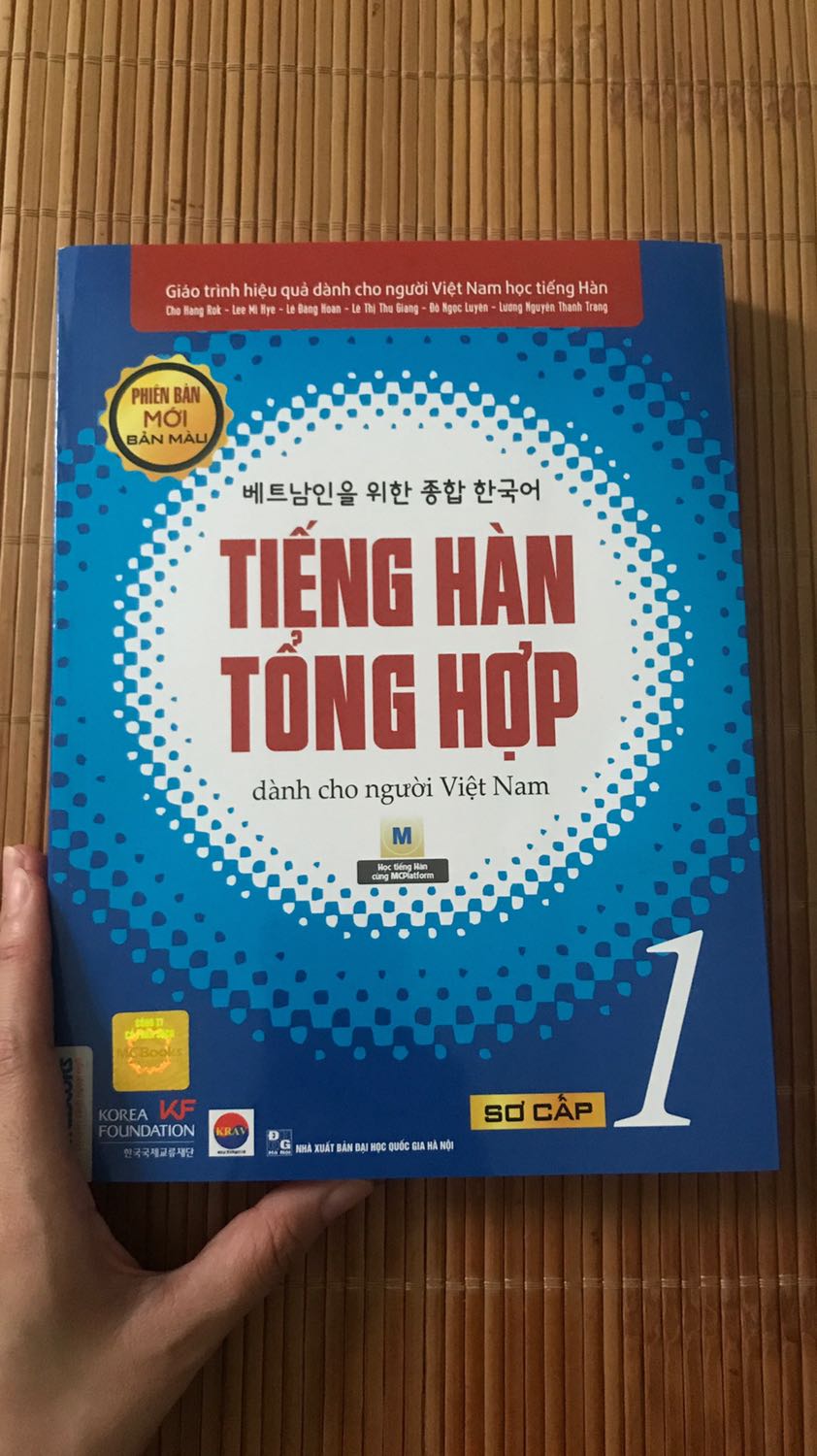 Sách chính hãng dày dặn in rõ nét, có các bài tập kèm theo, ko bị nhoè mờ, có app học kèm, các bạn tập tành học tiếng hàn tại nhà nên mua