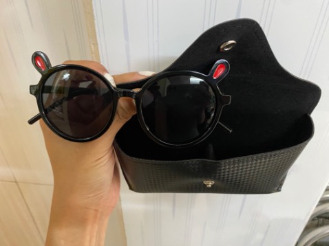 Tạm ổn so với giá tiền, kính nhìn hơi lỏng lẻo dễ rớt phải móc vào dây đeo khẩu trang thì ko bị rớt, hộp kính tặng kèm OK. Chất lượng thì ko nói được rồi, tạm che nắng khi đi gần nhà OK, chứ cũng ko dám cho bé đeo thường xuyên lâu được vì sợ hại mắt bé. Đặt Hàng chưa đến 2 tiếng đã nhận được rồi. Shipper nhiệt tình thân thiện, Thanks all.