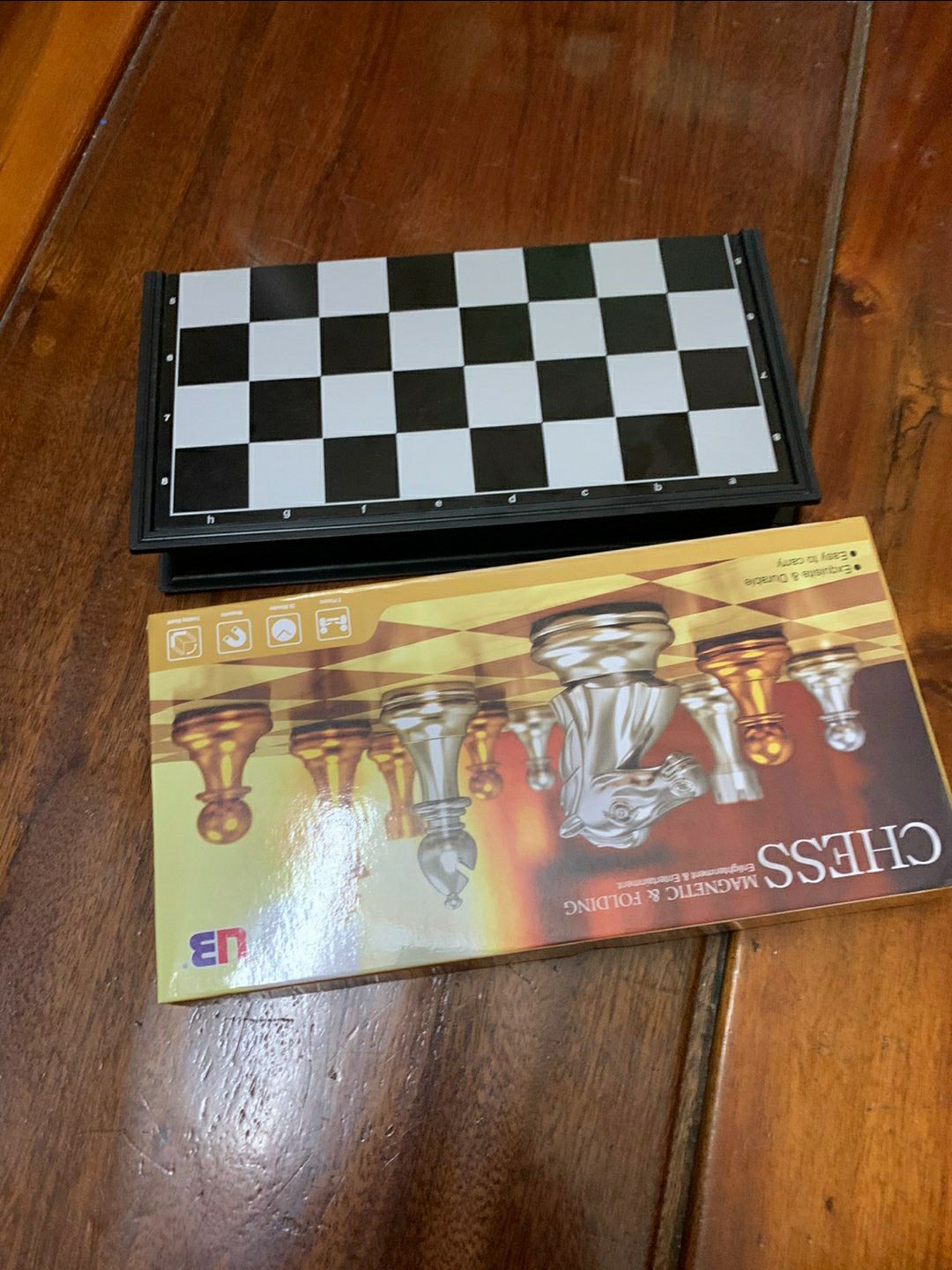 Bàn đẹp, chắc chắn lắm luôn, quân cờ k bị lỗi, Hàng chuẩn đẹp, shop giao hàng cũng nhanh