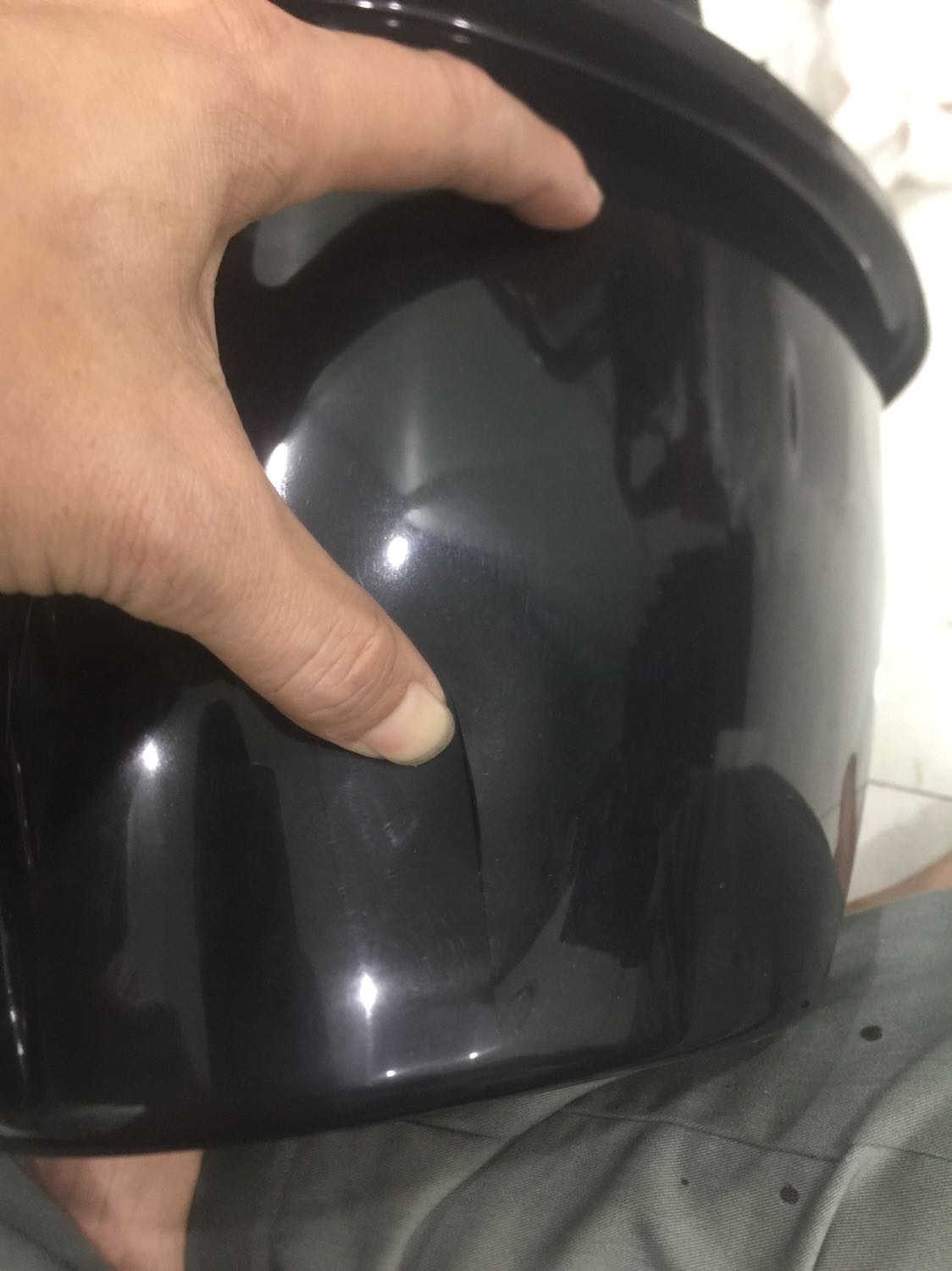 Đỗ nước vào thấy nước chảy mới biết bị 1 vết nứt.giờ làm sao shop