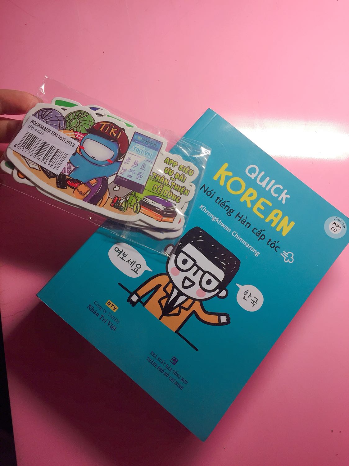 Giao hàng nhanh. Sách đẹp. Gói hàng rất cẩn thận. Mình rất hài lòng. Kèm quà tặng rất dễ thương ☺️thái độ của shipper hơi khó chịu. 158k nhưng lại thu 160k. Một chút tiền vậy không quan trọng nhưng thái độ thì không hài lòng chút nào