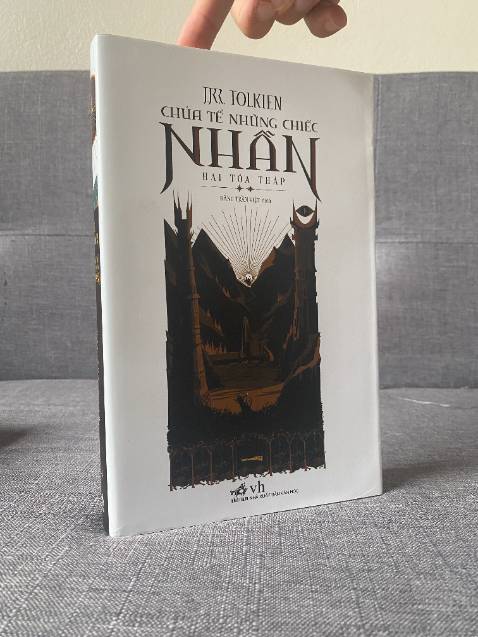 Quyển 2 đỡ dày hơn quyển 1, có vẻ tươi sáng hơn chút. Mà tác phẩm này đồ sộ, tác giả tả cảnh vật nhiều, rất chi tiết rất sống động.
Phải tội, vừa đọc vừa phác họa hình ảnh trong trí não, vì thế nên cảm thấy đọc khá lâu, khá lê thê.
Hành trình của Frodo & Sam nặng nề u ám, cảm thấy không lối thoát, không tương lai. Điều này kéo theo tâm trạng lúc đọc chương tả về chuyến đi 2 anh chàng này cũng mịt mù theo, thành ra 'lê thê tập 2'. Có cảm giác cũng quên mất luôn cả ngày tháng như 2 chàng Hobbit này.
Chương tả về hành trình của những người còn lại trong đoàn hộ nhẫn giàu sức sống hơn, nhiều hoạt động gấp rút, còn đấm đá 'công khai', chuẩn bị chiến tranh này nọ; có lo sợ nhưng không bức bách. Tóm lại là đỡ mệt tim + não hơn.
Có lẽ như thế là ý muốn tác giả: người đọc phải cảm nhận rõ tâm lý nhân vật thì mới trở thành một người đang thực tế tham gia vào các chuyến hành trình này.
