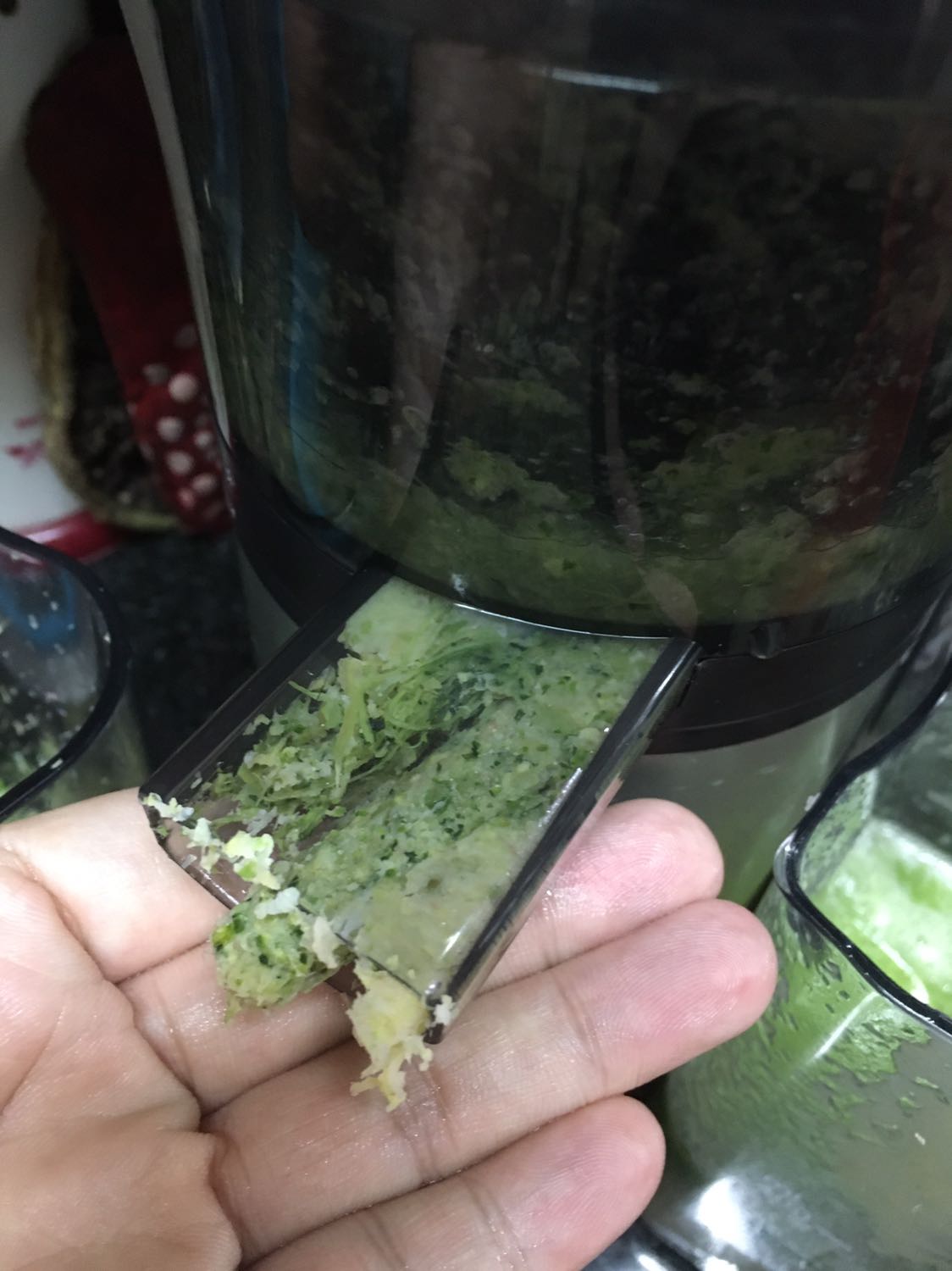 3.5 sao thôi hà!
Dù hơi bực mình trong những sai sót khâu đặt hàng nhưng dịch vụ chung ok, máy ok. Packing và giao hàng ổn. Máy sản xuất tại Đài Loan, mới đóng dấu kiểm tra chất lượng trong tháng 07/2020 và mình nhận đầu tháng 09/2020, mới cứng. Vận hành êm, nhanh. Ép không quá kiệt nước, nên mình xay 2 lần; các loại rau có cọng (rau má, cần tây) cắt 4cm rồi máy vẫn kẹt, nên cho vào tí quả thịt (ổi, xoài...) thì đỡ kẹt họng ra hơn. Cái họng ra hơi nhỏ, rau có xơ rửa khó. Máy có nút chặn đầu ra nước ép, muốn nước ép mịn có thể đóng van đó lại vài phút rồi hãy mở thì nước mịn hơn. Tháo ra hơi cực hơn các máy ly tâm. Rau, củ, trái vẫn bị “dính cối” hơi nhiều và chưa được xay mịn hết dù cho chạy không tải vài phút và tí nước vào, do va 1 lần ép nên ép nhiều. Nước ép ngon, cho 1-2 hạt muốt hột vào sẽ ngon hơn. Nên tách hạt, cam thì dùng máy vắt cam sẽ ổn hơn máy này! Lẽ ra cho 3.5 sao nhưng Tiki không có mức 3.5 nên thôi cho 4 sao.