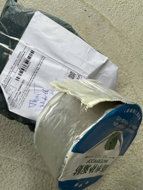 tại sao tôi mua băng keo trong suốt chống thấm nước lại gửi cho tôi băng keo trắng đục? tôi không xử dụng được.