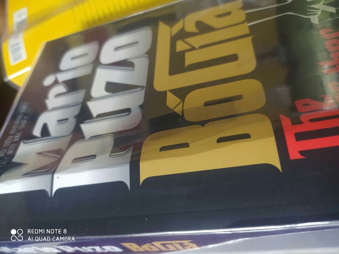 Một sao này là mình dành cho nhân viên đóng gói, nhân viên làm bộ phận đóng gói mà không có tâm, ẩu tả. Đơn hàng mình nhận được khi khui ra thì tình trạng như hình. Những đơn hàng trước sách được bọc chung trong bọc to dán chắc chắn rồi mới bỏ vào thùng giấy , còn lần này sách được bỏ lộn xộn không cùng chiều  nên đã xãy ra tình  trạng 2 cuốn sách kẹp vào  nhau gây ra  gãy gáy.Là khách hàng  lâu năm của Tiki mình thực sự thất vọng , là người yêu sách mình  rất bực khi thấy sách bị như vậy. Mình muốn đổi lại 2 cuốn Bố già và Cha con giáo hoàng.Mong Tiki sớm giải quyết cho mình.